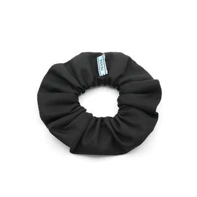 プラダ PRADA ヘアアクセサリー ブラック 黒 ゴールド Re-Nylon トライアングルロゴ シュシュ