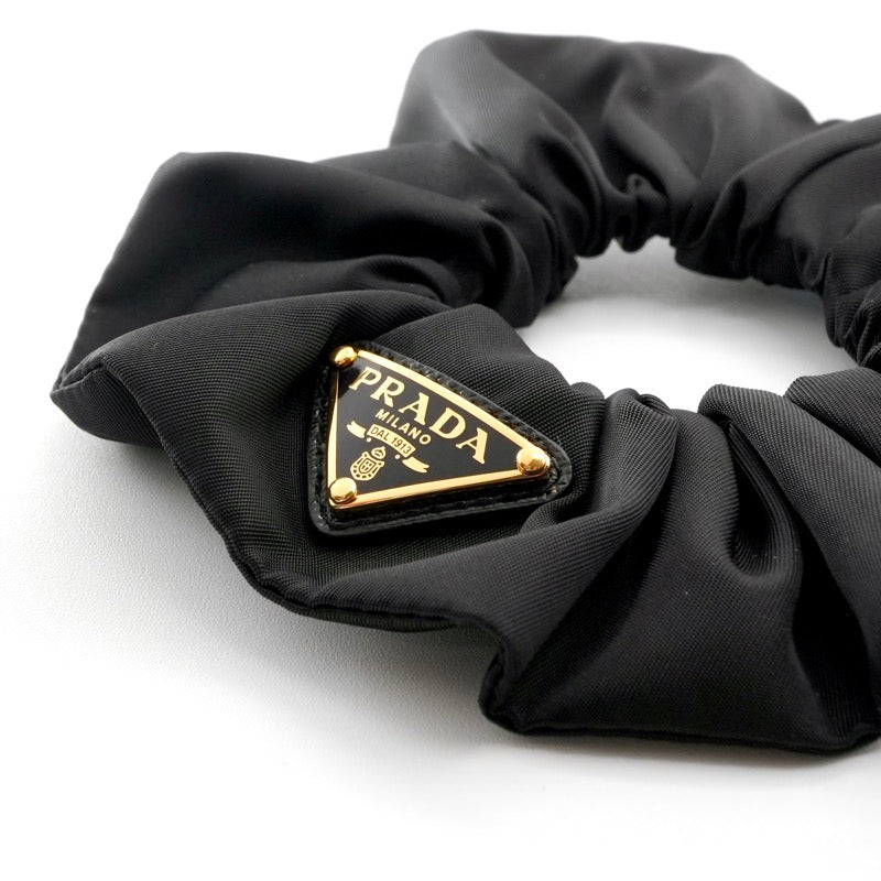 プラダ PRADA ヘアアクセサリー ブラック 黒 ゴールド Re-Nylon トライアングルロゴ シュシュ