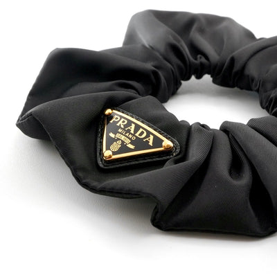 プラダ PRADA ヘアアクセサリー ブラック 黒 ゴールド Re-Nylon トライアングルロゴ シュシュ