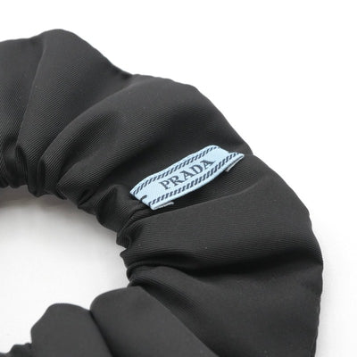 プラダ PRADA ヘアアクセサリー ブラック 黒 ゴールド Re-Nylon トライアングルロゴ シュシュ