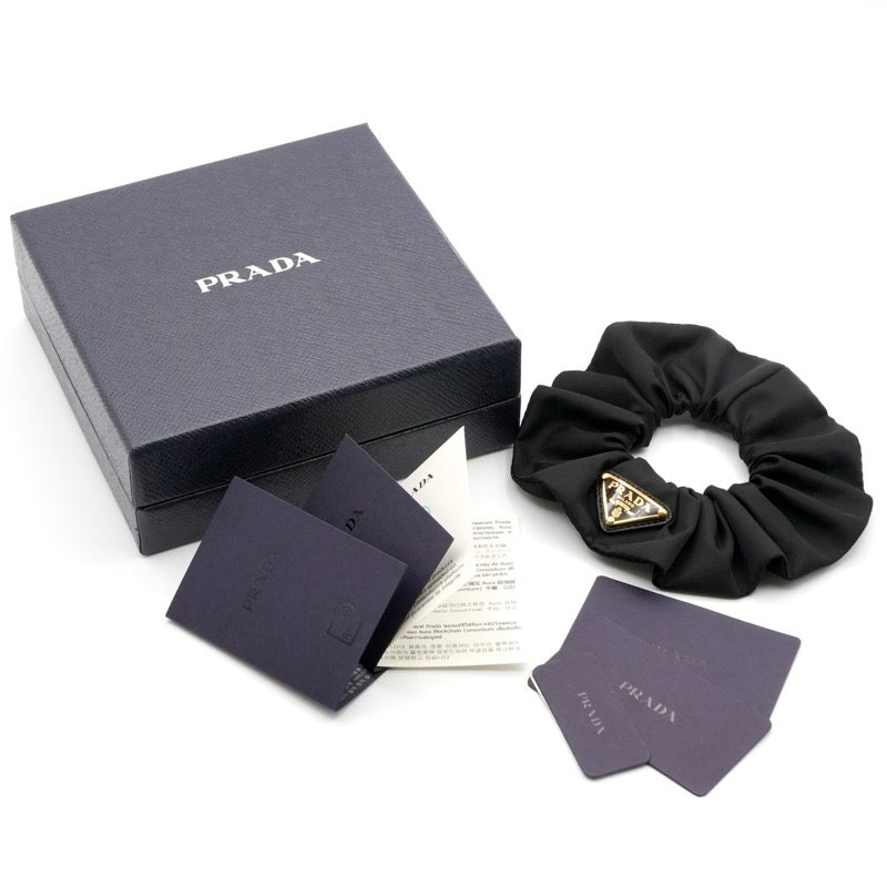 プラダ PRADA ヘアアクセサリー ブラック 黒 ゴールド Re-Nylon トライアングルロゴ シュシュ