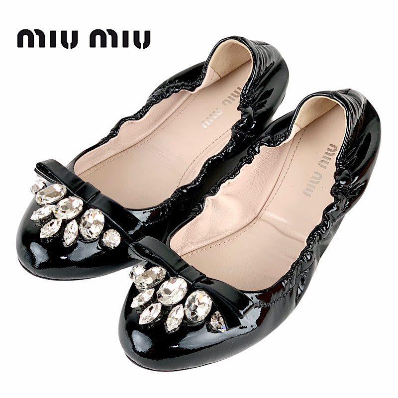 ミュウミュウ MIUMIU フラットシューズ 靴 シューズ パテント ブラック バレエシューズ ビジュー リボン – MYCLOSET