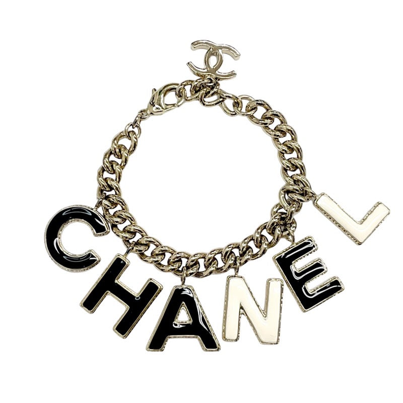 シャネル CHANEL ブレスレット バングル カフ ゴールド ブラック ホワイト ロゴ チェーン