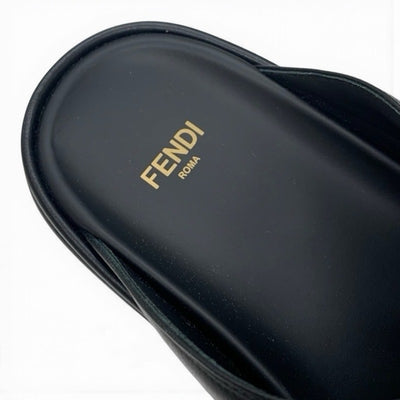 フェンディ FENDI サンダル 靴 シューズ レザー ブラック ゴールド ロゴ フラットサンダル