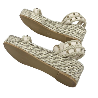 ヴァレンティノ VALENTINO サンダル 靴 シューズ レザー ベージュ ゴールド ロックスタッズ ウェッジソール プラットフォーム