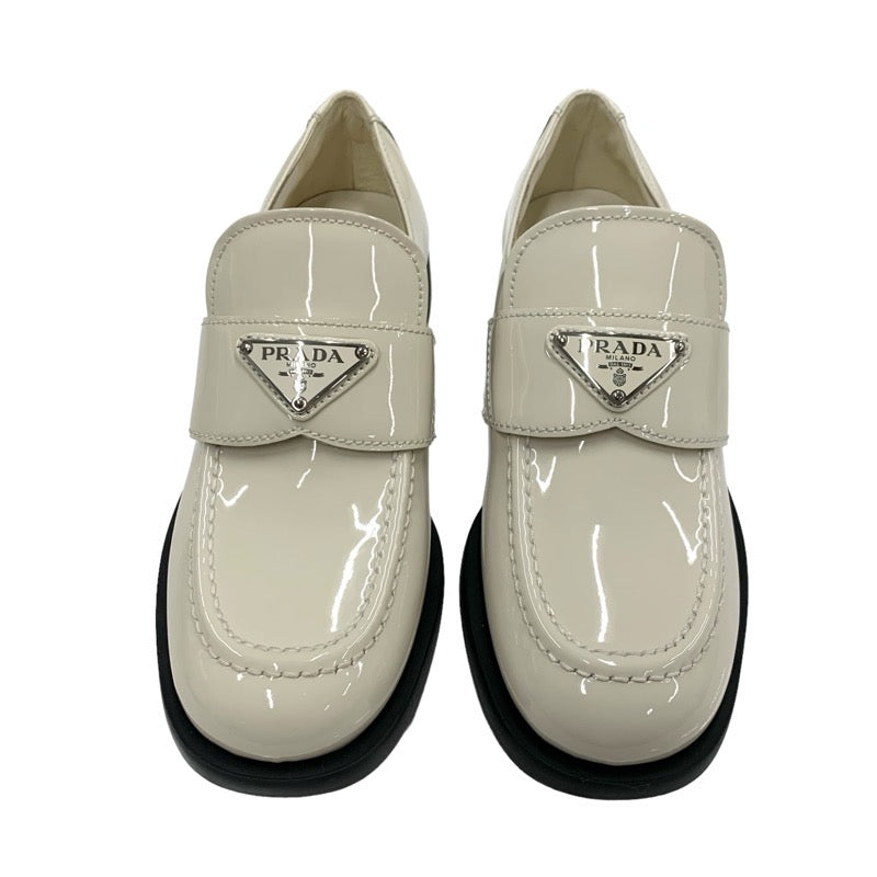 プラダ PRADA ローファー 革靴 靴 シューズ パテント ベージュ トライアングルロゴ
