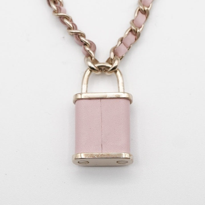 【25P/話題急上昇！】CHANEL チョーカー メタル パール ピンク ≪新品≫CHANEL シャネル 2022年秋冬 CCマーク ネックレス